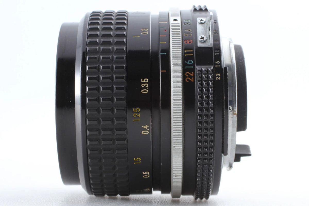 Nikon Ai Nikkor 28mm f/3.5 Wide Angle Lens w/ lens hood — Near Mint