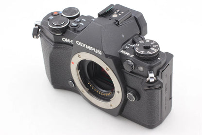 Olympus OM-D E-M5 Mark II & 14-150mm II AF Zoom Lens — Mint